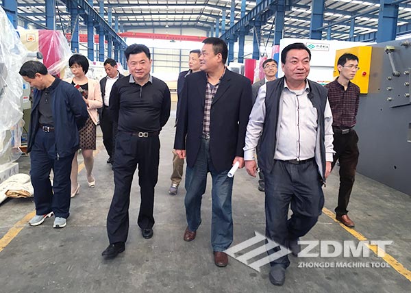 馬鞍山市政協(xié)副主席魏正平來我公司參觀考察3 馬鞍山市政協(xié)副主席魏正平來我公司參觀考察3