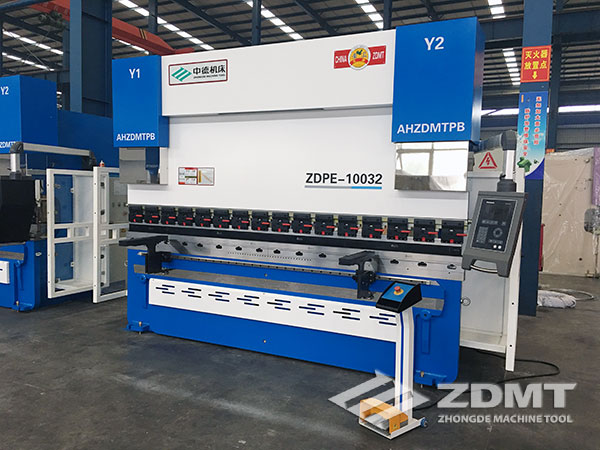 安徽中德機(jī)床股份有限公司等20家企業(yè)獲得“2016年度工業(yè)企業(yè)突出貢獻(xiàn)二十強(qiáng)”2 安徽中德機(jī)床股份有限公司等20家企業(yè)獲得“2016年度工業(yè)企業(yè)突出貢獻(xiàn)二十強(qiáng)”2