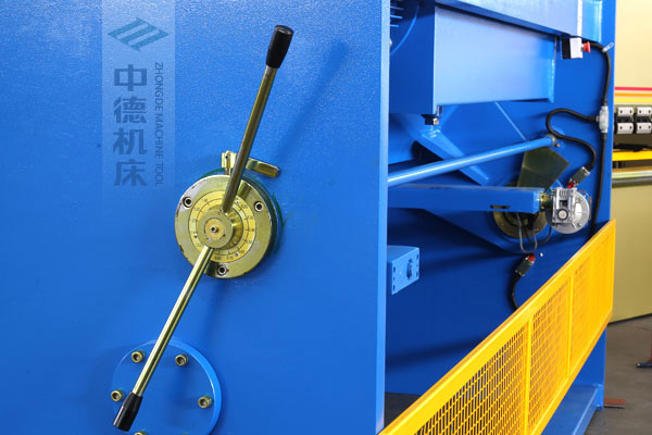 ZDSK-1632剪板機刀片間隙手動調節器，刻度清淅，調節省力又簡便.jpg