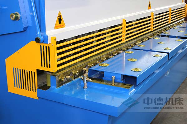 ZDS-2032剪板機(jī)進(jìn)料口,安全防護(hù),進(jìn)料無阻,又能直接觀看到燈光對(duì)線的剪切位置.jpg ZDS-2032剪板機(jī)進(jìn)料口,安全防護(hù),進(jìn)料無阻,又能直接觀看到燈光對(duì)線的剪切位置.jpg