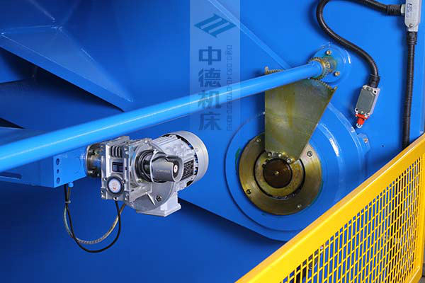 ZDS-432剪板機后檔料結構,平行度高,并采用國內一流品牌軸承,耐磨抗壓壽命長.jpg ZDS-432剪板機后檔料結構,平行度高,并采用國內一流品牌軸承,耐磨抗壓壽命長.jpg