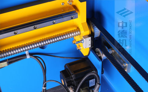 ZDPK-20032X軸配有滾珠絲桿及直線(xiàn)導(dǎo)軌，大功率伺服電機(jī)，鋼絲同步帶，能顯著提升X軸定位精度及速度 (2).jpg